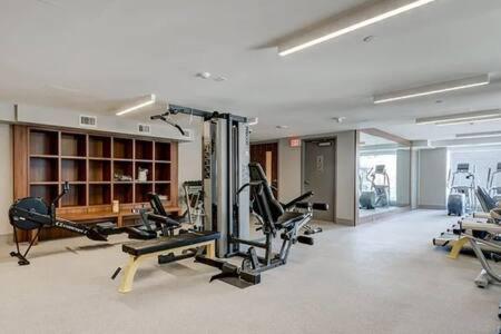 Guest Favorite Riverside Retreat- Walking Trails, Downtown Near Stampede! Free Banff Pass, Wine, Gym, Parking! カルガリー エクステリア 写真